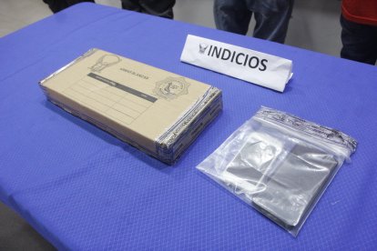 Entre las evidencias hay un celular y un arma blanca.