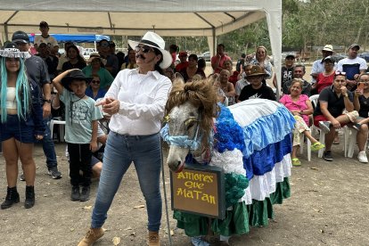 La burrita Amores que Matan fue una de las más aplaudidas por el público.