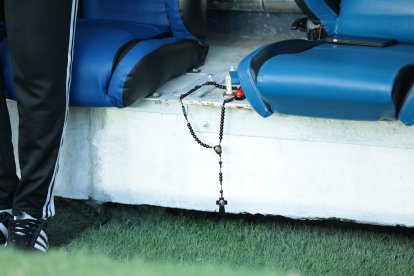 Un rosario y la pequeña imagen de la Virgen María acompaña a los jugadores de Emelec en la banca