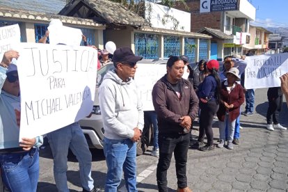 Una protesta se hizo afuera de la Fiscalía de Cayambe ,cantón cercano a Tabacundo.