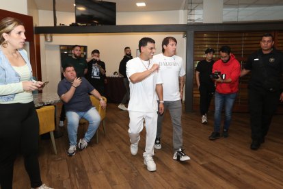 Tito saludó a quienes aguardaban por él en una sala de un hotel del norte de Guayaquil.