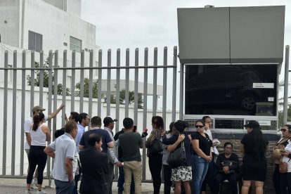Familiares y amigos de las víctimas acudieron a la morgue de Manta.
