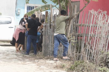 Familiares de las víctimas no hallaban explicación a tan brutal hecho.