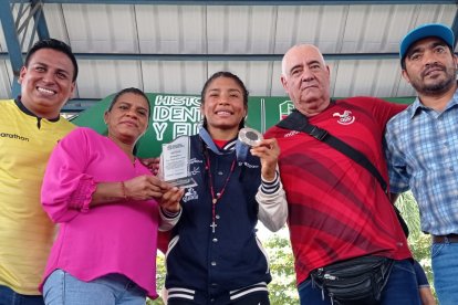 Lucía (c) acompañada de su madre María Guzmán; entrenador Jorge González y autoridades parroquiales y deportivas de Los Ríos.