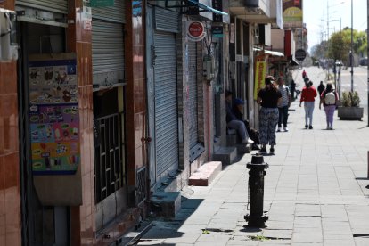 Algunos negocios en La J no abrieron, otros tenían las puertas a medio abrir.