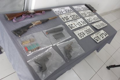 Armas y placas de vehículos fueron decomisadas.