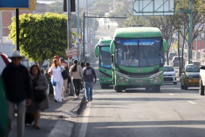 Algunos conductores de buses, en Tumbaco, aún compiten por pasajeros.