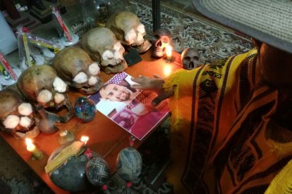 Los 'brujos' utilizan fotografías para realizar los amarres y otros rituales de pareja y amorosos.
