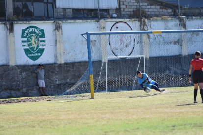 El arquero Brandon Salinas el momento que le dio la corona a Chopiz.