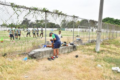 Una banca de cemento la utilizan como camilla para que los jugadores reciban los masajes.