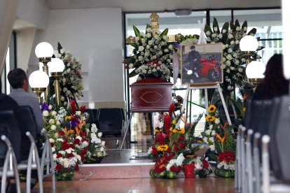 Junto al féretro de Jordan Maigua se colocó una foto con su preciada motocicleta.