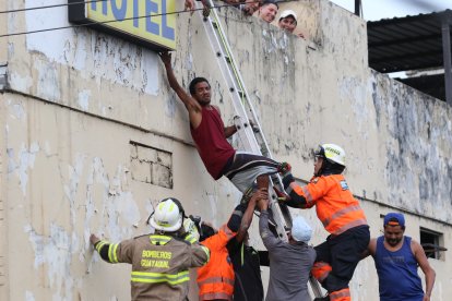 Entre varias personas pudieron controlar al sujeto trepado en el techo.