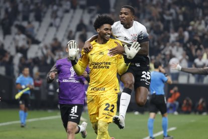 El arquero Hugo Souza fue la figura de Corinthians en la tanda de penaltis ante Bragantino.