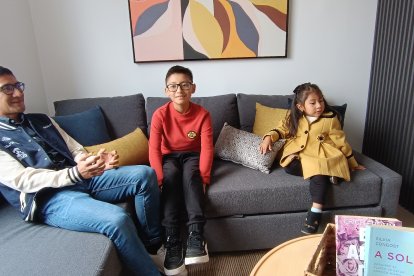 El marchista ecuatoriano junto a sus hijos en la sala de estar.