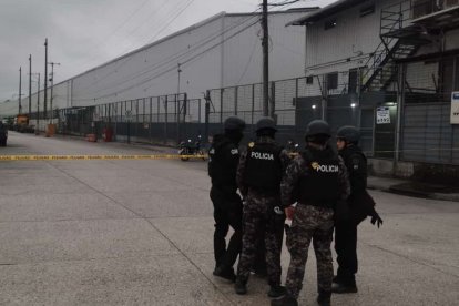 Policía llegó al lugar para retirar los explosivos que había dentro de una funda.