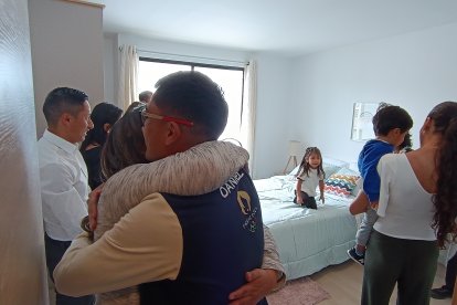 El abrazo de felicitación de sus familiares no se hizo esperar.