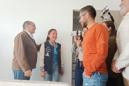 Glenda recorrió su nueva casa con su prometido, Marlon Pesantez y el ministro de vivienda.