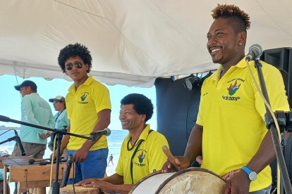 Con la venta de platos típicos van reuniendo dinero para ir al festival.