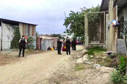 Los cuerpos de los hombres baleados quedaron en la calzada.