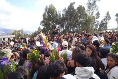 Una gran concentración de personas hubo en el cementerio de Tabacundo.