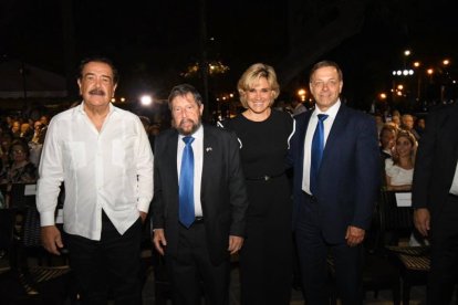 Johnny Czarninski junto a destacadas figuras políticas de Guayaquil.