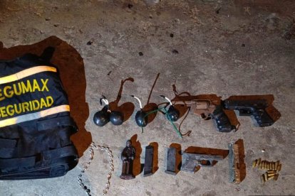 Cuatro armas de fuego, granadas artesanales, 17 municiones y un chaleco fue lo que encontraron las autoridades.