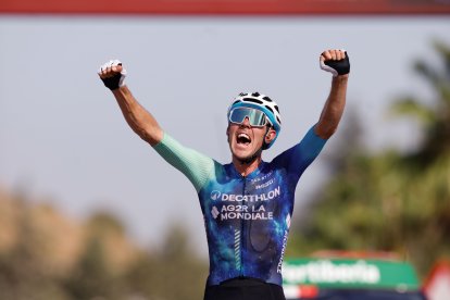 Ben O'Connor celebra tras ganar la sexta etapa de la Vuelta a España.