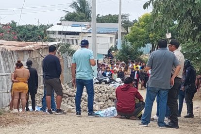 Allegados de las víctimas en La Libertad lloraban junto a los cuerpos.