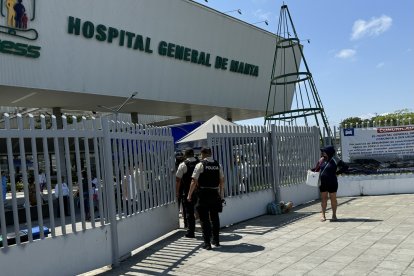 Uniformados de la Policía ingresan al hospital del IESS para fortalecer la seguridad.