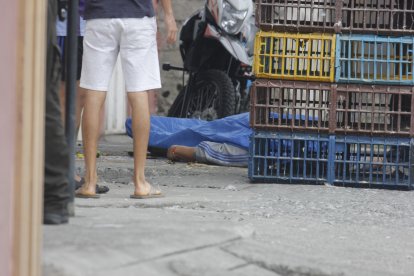 El cuerpo del guayaquileño quedó junto a las gavetas de pollo.