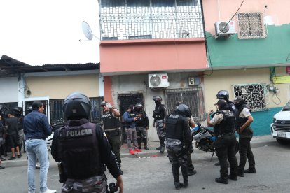 La Policía encontró objetos en algunas de las casas allanadas.