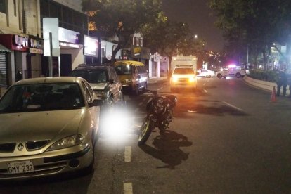 la víctima llegó en motocicleta acompañado de otro ciudadano, momento en el cual fue interceptado por sus agresores.