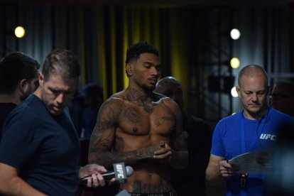 Concentración. Michael Morales segundos antes de subirse a la báscula.