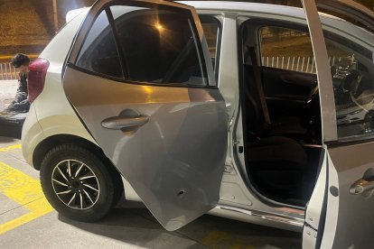 El vehículo en el que iban los secuestradores del motociclista recibió disparos.