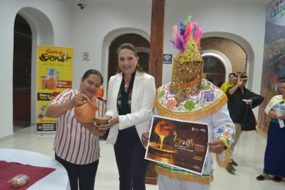 La alcaldesa de Otavalo, Anabel Hermosa, invitó a turistas nacionales y extranjeros a disfrutar de las festividades.