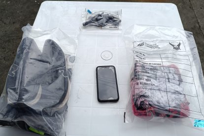 Algunos de los objetos encontrados en poder de los sospechosos.