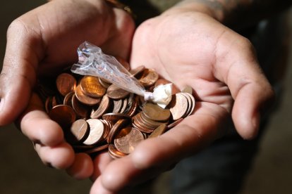 Mateo, un joven víctima de la indiferencia en su hogar, reúne centavos para comprar droga.
