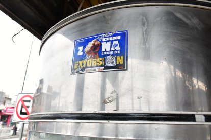 Se colocó un adhesivo en los comercios para indicar que están bajo vigilancia