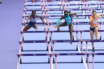 Nicole Caicedo durante la prueba de 400 metros vallas en París 2024.