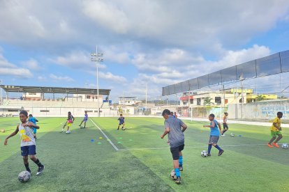 Los jugadores entrenan con intensidad bajo las instrucciones de Blandón.