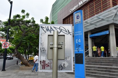 El grafiti, presente en señaléticas y estructuras municipales, como estaciones de Metrovía y Aerovía.