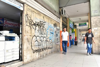 Algunos locales comerciales operan con las paredes manchadas.