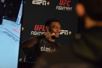 La Araña sonríe en la rueda de prensa luego del combate.