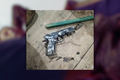 El arma que presuntamente pertenecía a alias Quevedo, el líder de la agrupación Gatos Secos, quien fue abatido en un operativo militar en Pedernales, Manabí.