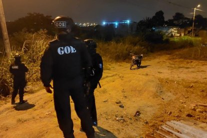 Autoridades policiales llegaron al sitio para las investigaciones.