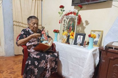 Luz María de la Cruz es una de las tres mujeres que iniciaron la tradición de la procesión náutica en Puerto Bolívar.
