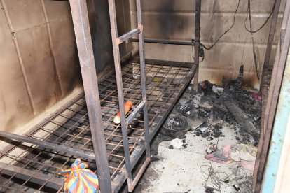 En el campamento minero atacado por criminales en julio pasado, las huellas de la violencia permanecen intactas.