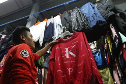 Los ciudadanos buscan abrigos para soportar las frías noches guayaquileñas