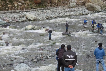 Varios familiares y amigos emprendieron la búsqueda de la joven.