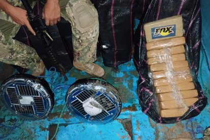 Las autoridades encontraron 28 sacos con 1200 bloques de sustancias ilícitas.